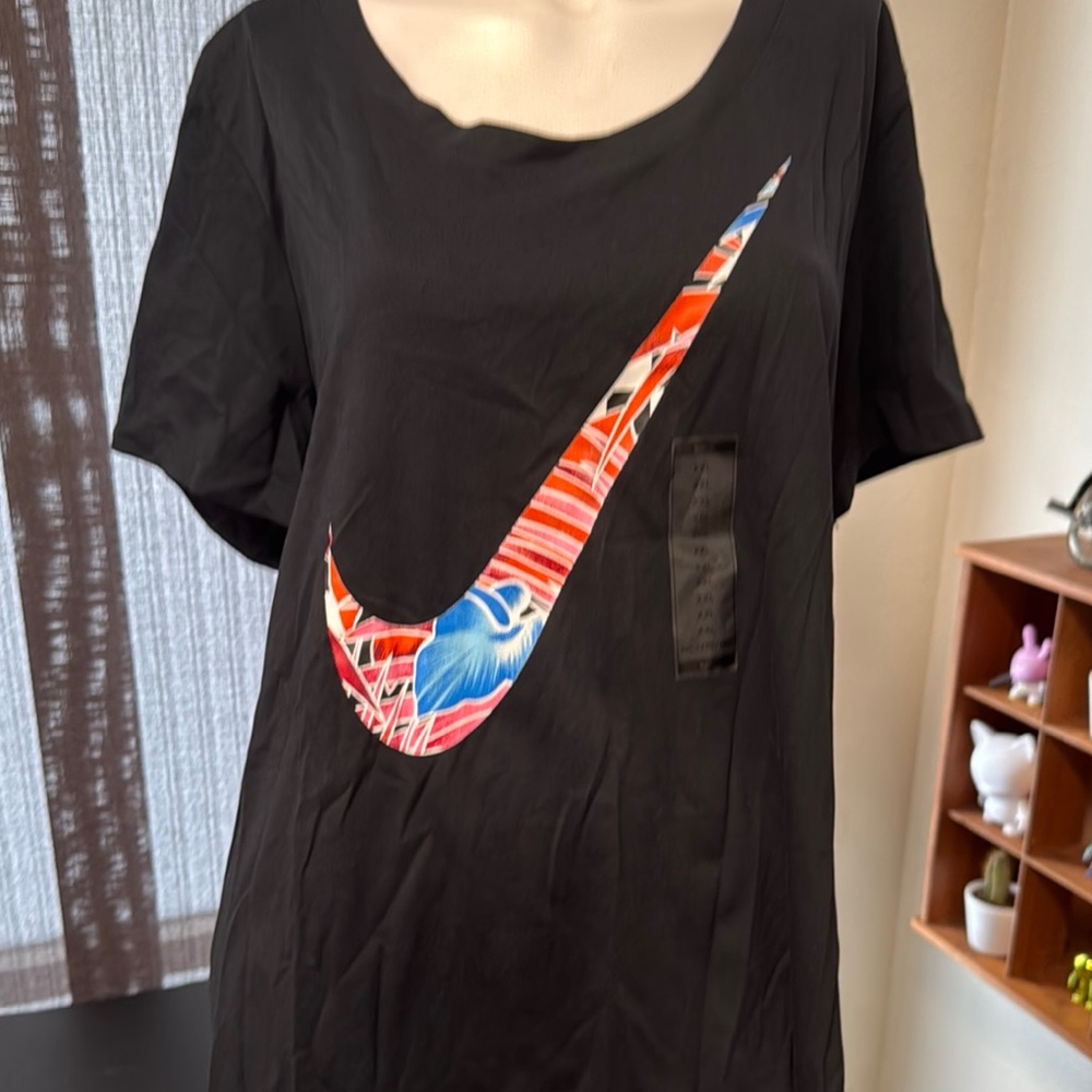 New with tags this is a  XXL Nike Women's Black Graphic Top